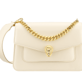 Borsa a tracolla media Serpenti Forever Maxi Chain in vitello Metropolitan grigio nuvola opale con fodera in nappa beige lino agata. Accattivante chiusura magnetica Serpenti in ottone placcato oro con squame in agata grigia e occhi in smalto rosso. 1138-MCNc image 1