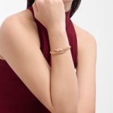 Serpenti 單圈手環,採用 18K 玫瑰金材質,蛇頭與蛇尾鑲飾密鑲鑽石,蛇眼鑲飾黑色縞瑪瑙。 BR859857 image 2