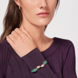 Serpenti Forever bangle bracelet in light gold-plated brass with soft emerald green galuchat skin inserts. Captivating double snakehead hinge closure in light gold-plated brass embellished with red enamel eyes. SERPHINGE-LMCL-SG image 2