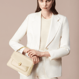 Borsa a tracolla media Serpenti Forever Maxi Chain in vitello Metropolitan grigio nuvola opale con fodera in nappa beige lino agata. Accattivante chiusura magnetica Serpenti in ottone placcato oro con squame in agata grigia e occhi in smalto rosso. 1138-MCNc image 1