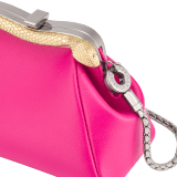Клатч микроформата Serpenti, гладкая кожа теленка изумрудно-зеленого цвета, подкладка из кожи наппа цвета фиолетового аметиста. Каркас в форме змеи из латуни с покрытием из светлого золота, выгравированные чешуйки и глаза из красной эмали с одной стороны, вставка из гладкой кожи теленка изумрудно-зеленого цвета – с другой, застежка-кнопка. SEA-NANOSERPENTIN image 4