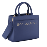 Kleine Bulgari Logo Tragetasche aus glattem und genarbtem Kalbsleder in Amaranth Garnet Rot mit Futter in Flamingo Quartz Rosa. Dekorative Kette mit ikonischem Bulgari Logo aus hell vergoldetem Messing. BVL-1202 image 2