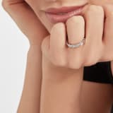 Serpenti Viper 系列单环戒指，白色18K金材质，饰以半密镶钻石。 AN857898 image 3