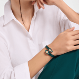 Bracciale Serpenti Forever in karung lucido verde foresta. Accattivante motivo Serpenti contraire in ottone placcato oro chiaro con squame in smalto verde foresta e ottone placcato oro chiaro e occhi in smalto nero. SERP-SOFTCONTRkarungB image 1