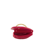 Serpenti Cuoricino 迷你手提包，採用皇家紅寶石色小牛皮，內裡為皇家紅寶石色納帕軟面皮。迷人的金色黃銅蛇身提把飾以蛇鱗鐫紋，按扣開合。 SRN-Cuoricino-1366XS image 4