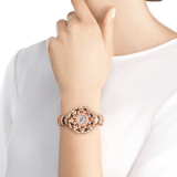 DIVAS' DREAM Uhr mit Gehäuse und Armband aus 18 Karat Roségold, beide mit Diamanten im Brillantschliff, Elementen aus Onyx und roter Koralle, mit Zifferblatt in Neige Pavé-Technik 102422 image 3