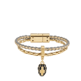Serpenti Forever 手環，採用灰色與淡金色編穗小牛皮，金色黃銅鍊帶，磁扣開合。迷人的蛇頭吊飾飾以黑色琺瑯與金色黃銅蛇鱗，蛇眼飾以黑色琺瑯。 SERP-BRAIDCHAIN-GREY image 1