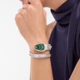 Serpenti Tubogas Studs Capsule 精鋼單螺旋腕錶，18K 黃金錶圈鑲飾鑽石，錶帶飾以 18K 黃金鉚釘，綠色孔雀石錶盤。防水深度 30 公尺。 Serpenti-Tubogas-Capsule-Green image 1