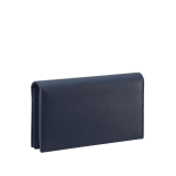 Portafoglio grande per yen Bvlgari Bvlgari Man in vitello martellato, marrone diaspro del deserto all'esterno e color blu denim zaffiro all'interno. Iconico motivo in ottone placcato palladio e chiusura a libro. BBM-WLT-Y-ZP-16C-R image 3