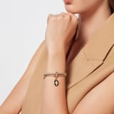 Serpenti Forever Armband aus gold- und silberfarbenem geflochtenen Kalbsleder und einer Kette aus hell vergoldetem Messing mit magnetischem Verschluss. Faszinierender Schlangenkopf-Anhänger mit Schuppen aus schwarzer und achatweißer Emaille sowie Augen aus schwarzer Emaille. SERPBRAIDCHAIN-WCL-GS image 2