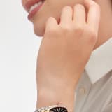 Serpenti Seduttori 腕錶，精鋼錶殼，18K 玫瑰金錶圈鑲飾 38 顆圓形明亮型切割鑽石，黑色漆面錶盤，精鋼和 18K 玫瑰金錶帶，折疊式錶扣。防水深度 30 公尺。 103450 image 5