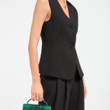 Pochette per smartphone Serpenti Forever in karung lucido color smeraldo prezioso con fodera in nappa nera. Accattivante chiusura magnetica Serpenti in ottone placcato oro con squame in smalto nero e placcate oro e occhi in onice nera. 294923 image 1