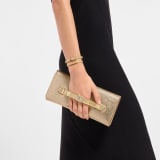 Bvlgari Tubogas Abendclutch aus goldfarbenem Striated-Kalbsleder mit Futter aus Nappaleder in Crystal Rose. Ikonischer Tubogas Henkel aus vergoldetem Messing mit Zirkonia-Steinen und Magnetverschluss. 295450 image 1