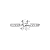 ラウンドブリリアントカット・ダイヤモンド1個（0.30 カラットからご用意しています）とパヴェ ダイヤモンドをあしらったプラチナ製「ローマ アモール」エンゲージ・リング。 AN859843 image 3