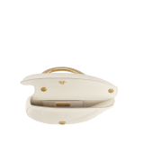 Sac à main Serpenti Cuore 1968 en cuir de veau couleur blanc perlé avec doublure en cuir nappa couleur blanc perlé. Captivante poignée supérieure en forme de serpent en laiton doré, ornée d'écailles en émail couleur blanc perlé et noir et d'yeux en zircones. Fermoir à bouton-pression. SRN-001-1367S-r image 4