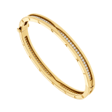 „B.zero1“ Armreif aus 18 Karat Gelbgold, an der Spirale ausgefasst mit Diamant-Pavé BR859002 image 1
