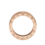 Mêlant courbes fluides et volumes audacieux dans une spirale en or rose, le design original de la bague B.zero1 révèle le charisme d'un bijou emblématique. B-zero1-3-bands-AN852405 image 2