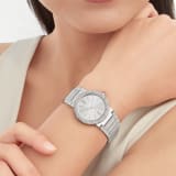 BULGARI BULGARI LADY 腕錶，精鋼錶殼和錶帶，精鋼錶圈鐫刻雙品牌標誌，銀色太陽紋錶盤。防水深度 30 公尺。 103575 image 2