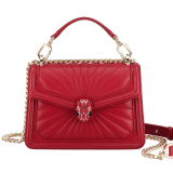 Kleine Serpenti Diamond Blast Schultertasche aus gestepptem Sunshine-Nappaleder in Ivory Opal mit Futter aus schwarzem Nappaleder. Faszinierender Schlangenkopf-Verschluss aus hell vergoldetem Messing mit Schuppen aus Emaille in mattem und glänzendem Ivory Opal sowie Augen aus schwarzem Onyx. 922-SQ image 1