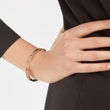 „B.zero1 Rock“ Armband aus 18 Karat Gelbgold mit Spirale mit Nieten und Diamant-Pavé an den Rändern. BR859028 image 3
