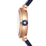 LVCEA 腕錶，搭載機械機芯，自動上鍊，18K 玫瑰金錶殼和連結扣鑲飾圓形明亮型切割鑽石，藍色東菱石錶盤，藍色鱷魚皮錶帶。防水深度 50 公尺。 103341 image 3