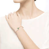 Le bracelet DIVAS' DREAM révèle l'élégance unique de chaque diva grâce à la pureté de sa silhouette féminine et l'association sophistiquée de la malachite et de la nacre. BR857497 image 3