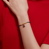 Bracelet Divas’ Dream en tissu couleur vert émeraude. Élément tubulaire en laiton doré avec pendentif raffiné rehaussé d’émail couleur vert émeraude. DIVAMINISTRINGd image 1