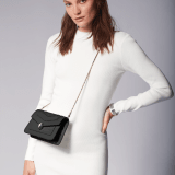 Новый кошелек на цепочке Serpenti Forever, мягкая кожа теленка изумрудно-зеленого цвета, кожа наппа черного цвета. Фирменная застежка в виде змеиной головы из латуни с покрытием из светлого золота, эмаль черного цвета и цвета белого агата, глаза из зеленого малахита. SEA-CHAINPOCHETTE-SCL image 1