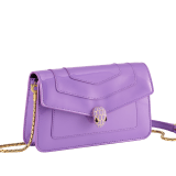 Serpenti Forever chain wallet in white agate varnished calf leather with black nappa leather interior. Captivating snakehead magnetic closure in light gold-plated brass, embellished with black and pearled white agate enamel scales and black onyx eyes. SEA-CHAINPOCHETTE-VCLb image 1
