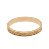 Браслет в форме кольца Bvlgari Bvlgari, латунь с золотым покрытием, вставки из золотистой кожи ската. Фирменная гравировка в виде двойного логотипа Bvlgari с обеих сторон, шарнирная застежка. HINGELOGOBRCLT-G-G image 2