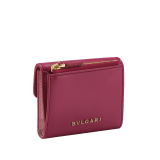 Portefeuille compact et fin Serpenti Forever en cuir de veau vert Émeraude et en cuir nappa noir à l’intérieur. Il est doté d’un captivant fermoir à bouton-pression Serpenti en laiton doré rehaussé d’écailles en émail noir et couleur blanc Agate avec des yeux en onyx. SEA-SLIMCOMPACT-Clb image 3