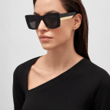 Occhiali da sole Bvlgari Roma con montatura a farfalla in acetato e aste con logo metallico. BV40038I image 1