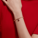 Divas’ Dream Armband aus rubinrotem Stoff und vergoldetem Messing. Unverwechselbarer Diva Anhänger aus vergoldetem Messing mit rubinroter Emaille. DIVAMINISTRINGb image 2