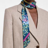 Bvlgari Curiosity 長形絲巾，採用上等淺橄欖石色斜紋絲，飾以 BVLGARI BVLGARI 金屬吊飾。100% 純絲製成。 BULGARICURIOSITYSH image 1