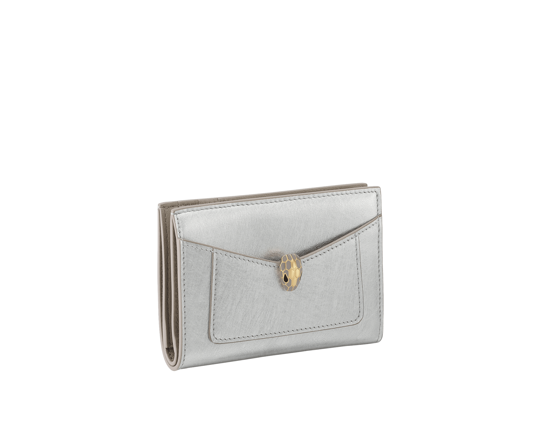 Porta carte a libro Serpenti Forever in vitello Striated oro chiaro con interno in nappa agata beige. Accattivante motivo Serpenti in ottone placcato oro chiaro con squame in smalto champagne e ottone placcato oro chiaro e occhi in smalto nero. Chiusura con bottone a pressione. SEA-CC-HOLD-FOLD-R image 1