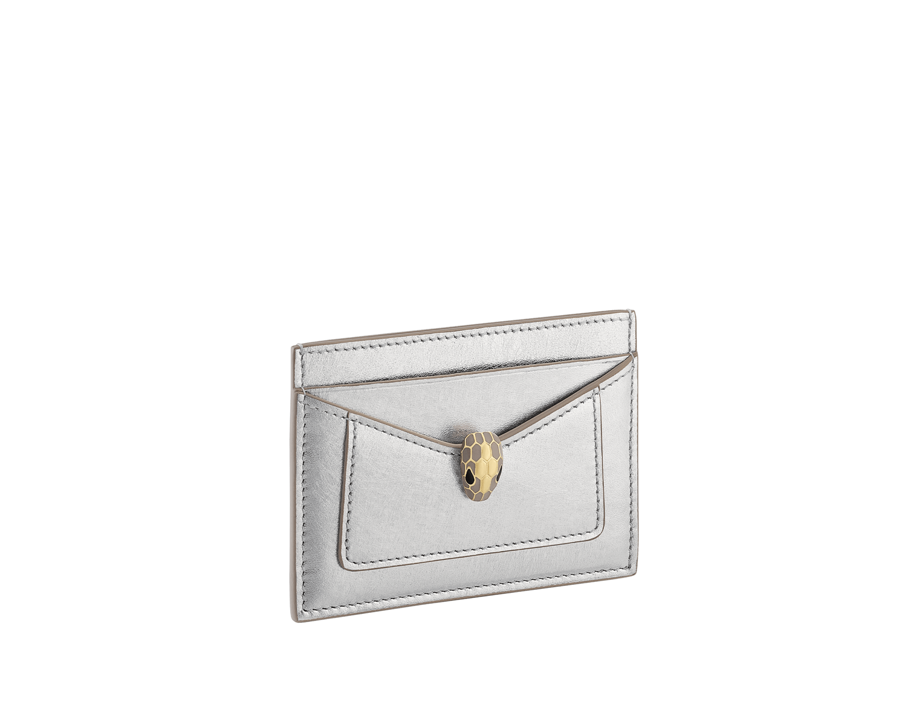 Porte-cartes Serpenti Forever en cuir de veau strié doré. Captivant détail Serpenti en laiton doré orné d’écailles en émail champagne et laiton doré et d’yeux en émail noir. SEA-CC-HOLDER-R image 1