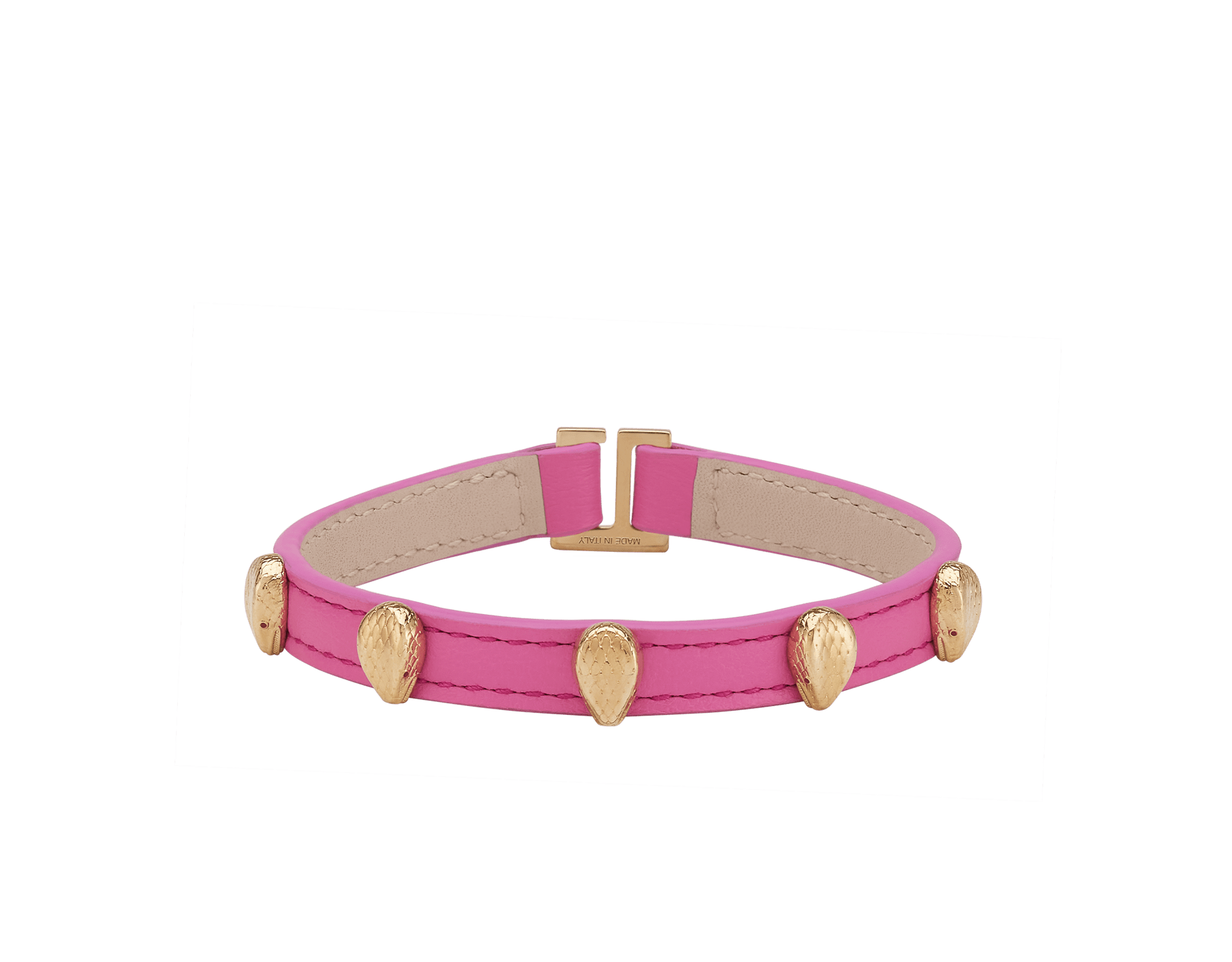 Serpenti Forever Armband aus Kalbsleder in Azalea Quartz Rosa. Mehrere faszinierende Schlangenkopf-Elemente aus hell vergoldetem Messing mit Augen aus roter Emaille; Verschluss mit Haken und Öse. SER-MULTIHEADS-MCL-AQ image 1