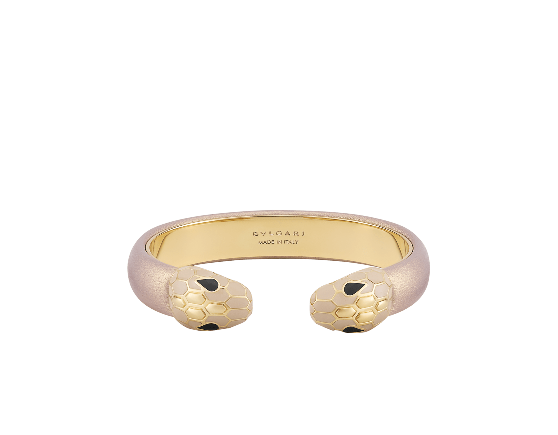 Serpenti Forever Armreif aus vergoldetem Messing mit Intarsien aus roségoldfarbenem Space Lammleder. Faszinierendes Motiv mit gegenüberliegenden Schlangenköpfen aus vergoldetem Messing mit Schuppen aus roségoldfarbener Emaille und vergoldetem Messing sowie Augen aus schwarzer Emaille. BRACLT-SP-CONTR-spacelamb image 1
