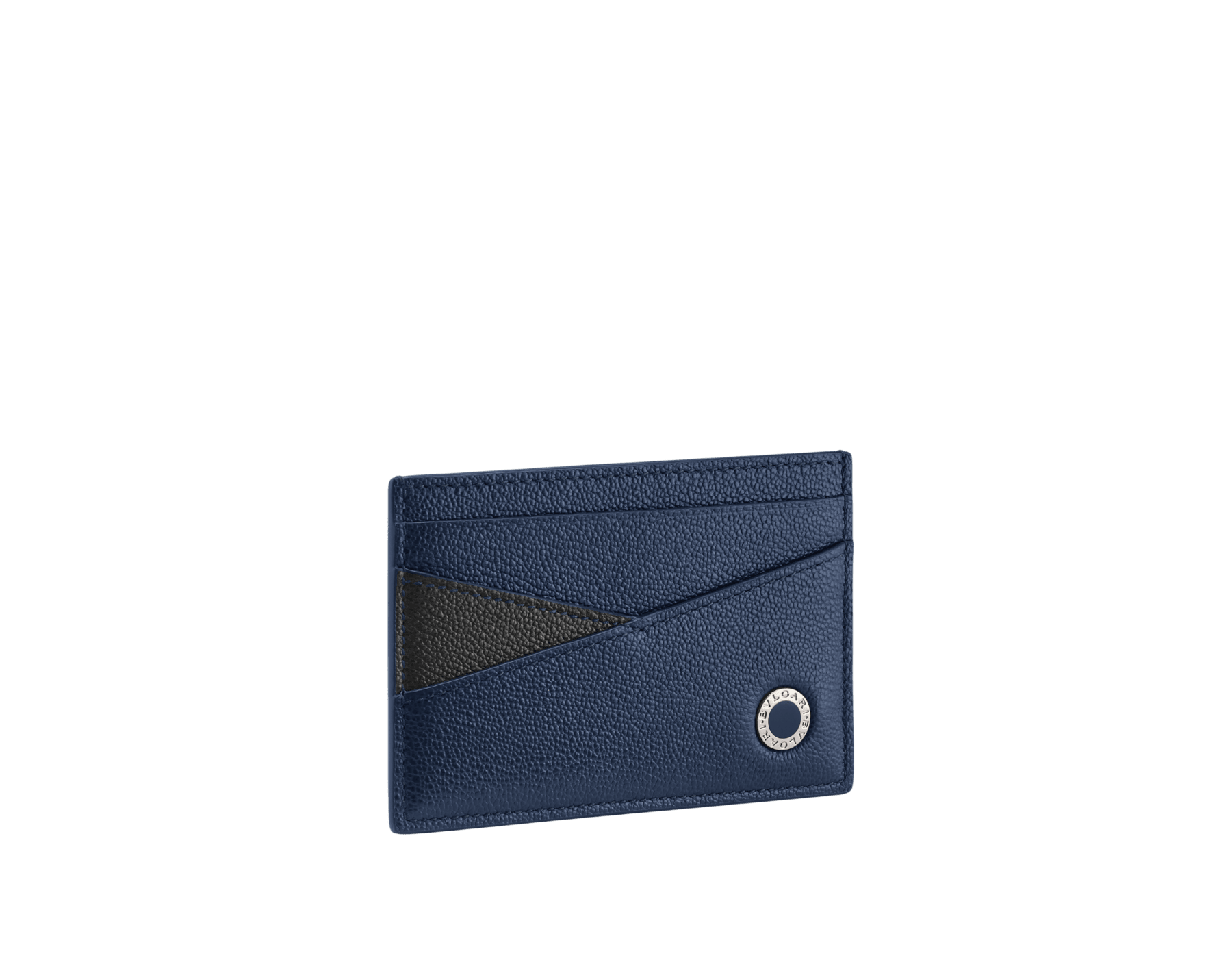 BVLGARI BVLGARI Man 卡片夾，採用深灰色 Urban 珠面小牛皮，細節為薄霧蛋白石色。經典深色鍍釕黃銅元素飾以深灰色琺瑯。 BBM-CCHOLDERASYMc image 1