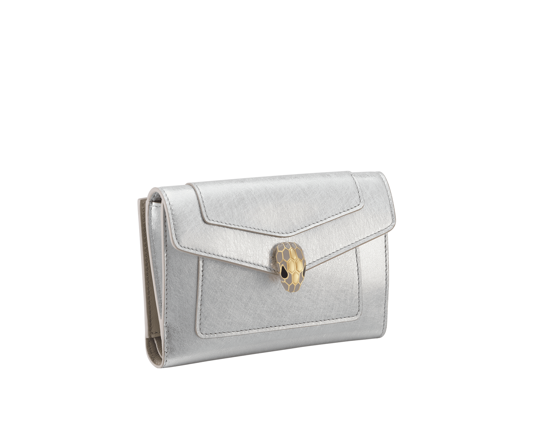 Portafoglio compatto Serpenti Forever in vitello Striated oro chiaro con interno in nappa agata beige. Accattivante chiusura a pressione Serpenti in ottone placcato oro chiaro con squame in smalto champagne e ottone placcato oro chiaro e occhi in smalto nero. SEA-FLAP-POCHETTER image 1