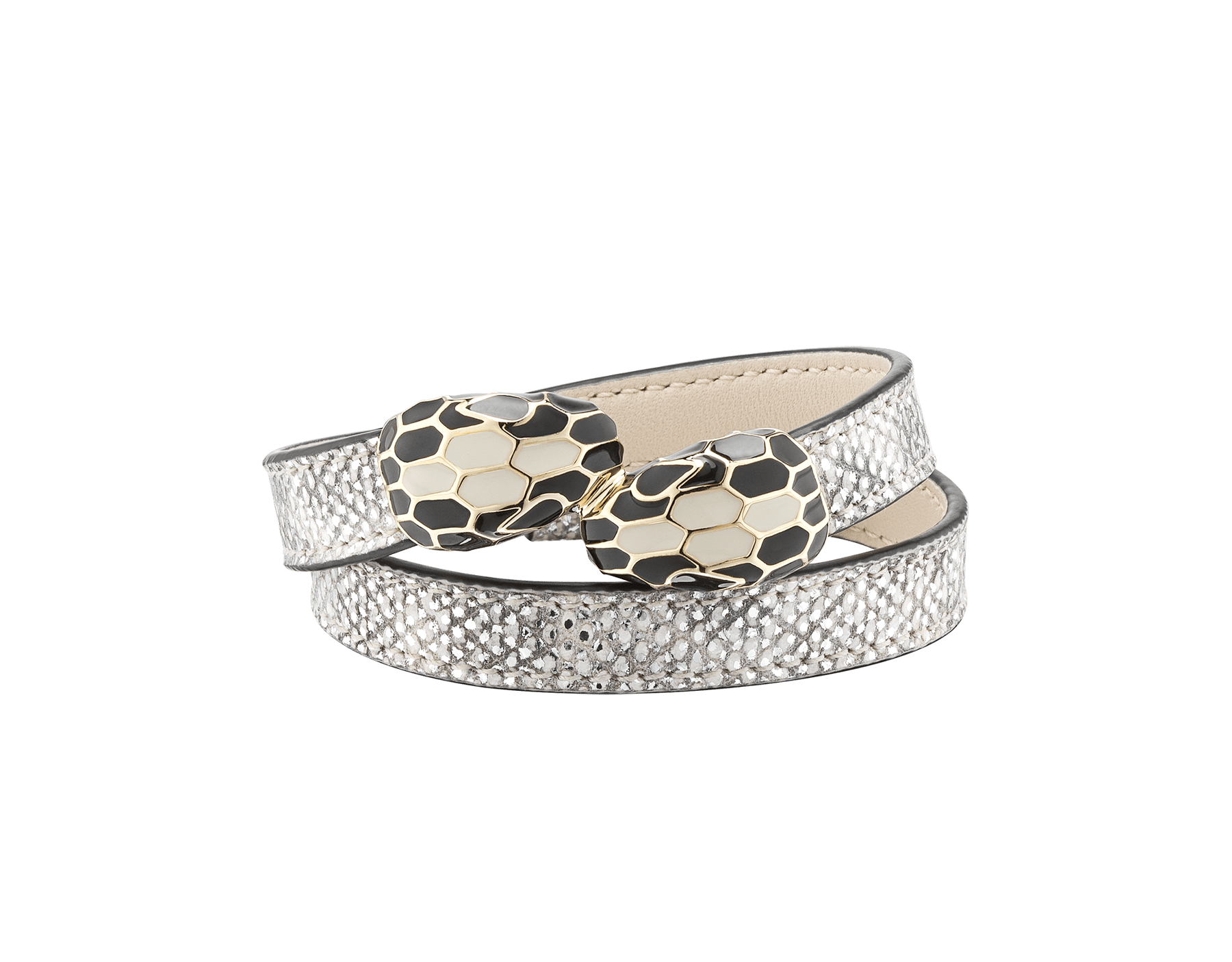 Mehrfach geschwungenes „Serpenti Forever“ Armband aus achatweißem Metallic-Karungleder mit Metall-Elementen aus hell vergoldetem Messing. Ikonischer Dekor mit gegenüberliegenden Schlangenköpfen aus schwarzer und achatweißer Emaille mit Augen aus schwarzer Emaille. MCSerp-MK-WA image 1