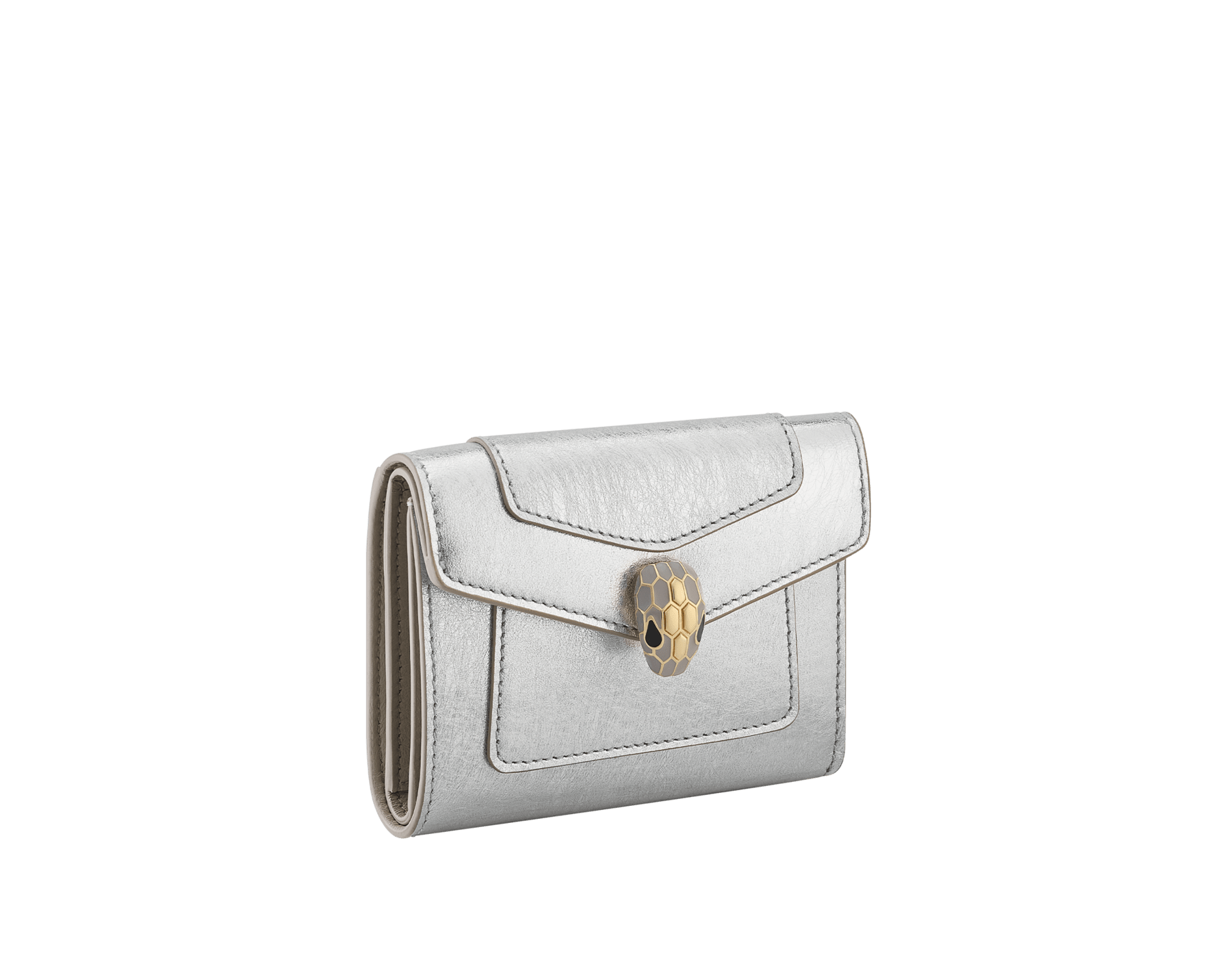 Portefeuille compact Serpenti Forever en cuir de veau strié doré avec doublure en cuir nappa couleur blanc lin agate. Captivant fermoir à bouton-pression Serpenti en laiton doré orné d’écailles en émail noir et laiton doré et d’yeux en émail noir. SEA-SLIM-COMPACT-R image 1
