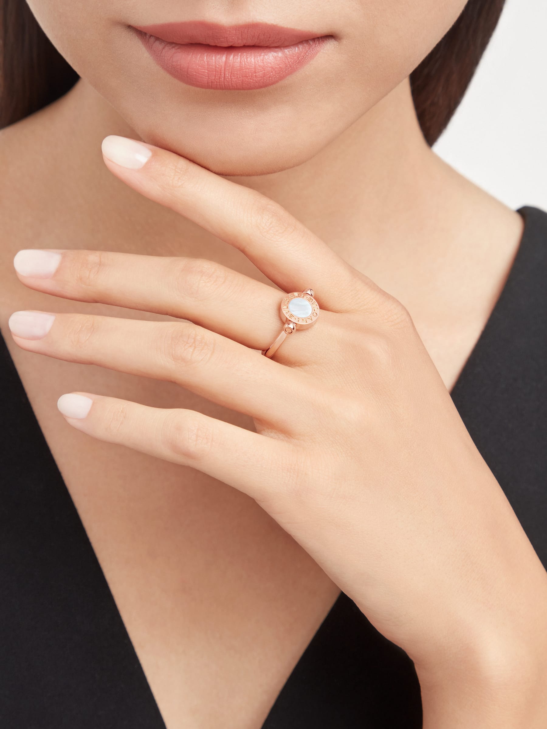 bvlgari bvlgari系列翻转式戒指,18k玫瑰金材质,镶嵌珍珠母贝和红玉髓