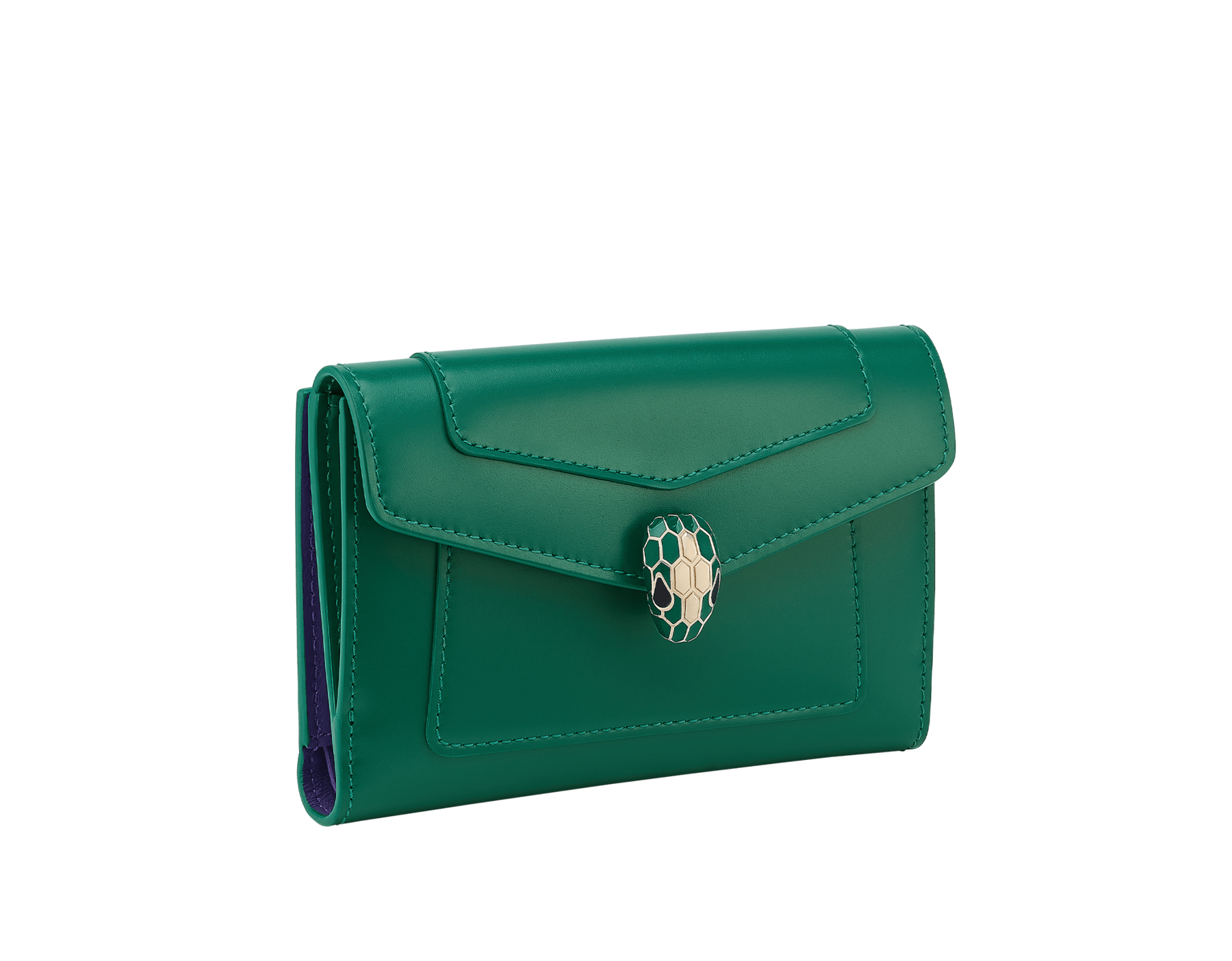 Portafoglio compatto Serpenti Forever in vitello Striated oro chiaro con interno in nappa agata beige. Accattivante chiusura a pressione Serpenti in ottone placcato oro chiaro con squame in smalto champagne e ottone placcato oro chiaro e occhi in smalto nero. SEA-FLAP-POCHETTER image 1