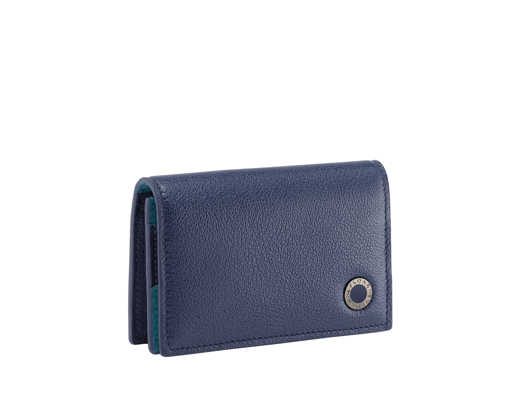 Bvlgari Bvlgari Man Kartenetui aus genarbtem Urban Kalbsleder in Indigo Topaz mit Details in Arctic Jade. Ikonischer Dekor aus dunkel rutheniumbeschichtetem Messing mit Emaille in Indigo Topaz und Überschlagverschluss. BBM-BCHOLDERASYM image 1