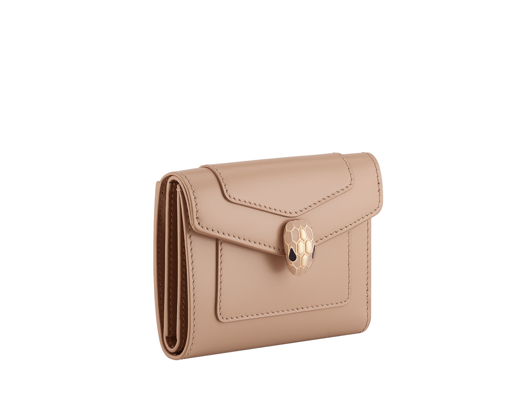 Portefeuille compact Serpenti Forever en cuir de veau strié doré avec doublure en cuir nappa couleur blanc lin agate. Captivant fermoir à bouton-pression Serpenti en laiton doré orné d’écailles en émail noir et laiton doré et d’yeux en émail noir. SEA-SLIM-COMPACT-R image 1