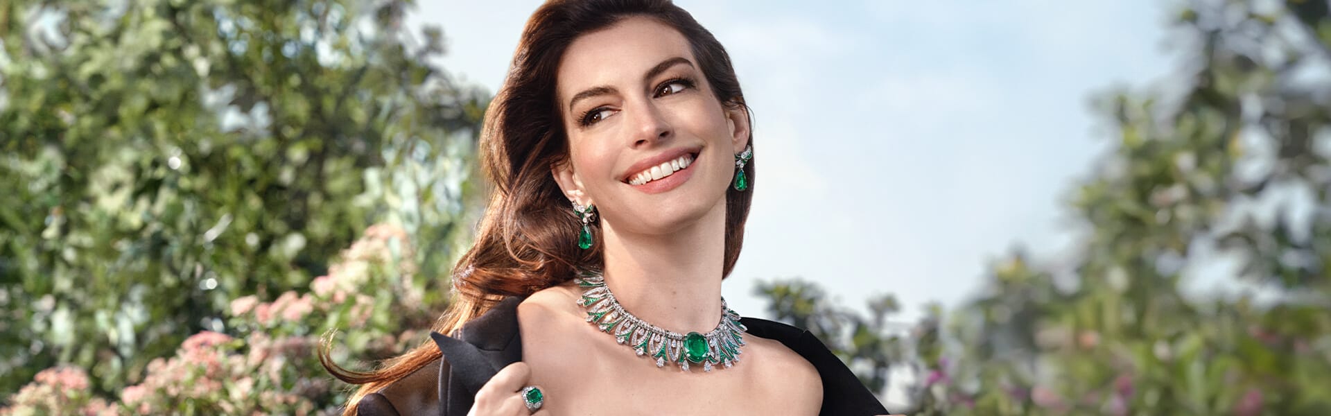 Anne Hathaway wearing Eden High Jewellery sapphire earrings and ring and a Serpenti bracelet. 