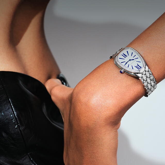 Das Model trägt eine Bvlgari Serpenti Seduttori Uhr aus Roségold mit Diamanten, einen B.zero1 Armreif aus Roségold mit Diamanten und Serpenti Viper Ringe aus Roségold mit Diamanten.