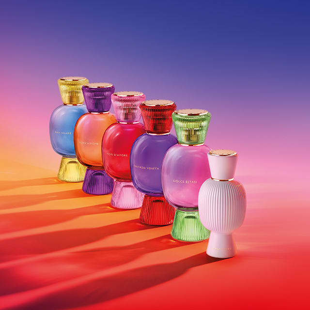 Bvlgari Allegra 淡香精系列的五款彩色玻璃香水瓶，以及 Bvlgari Allegra Magnifying 精華的白色香水瓶。