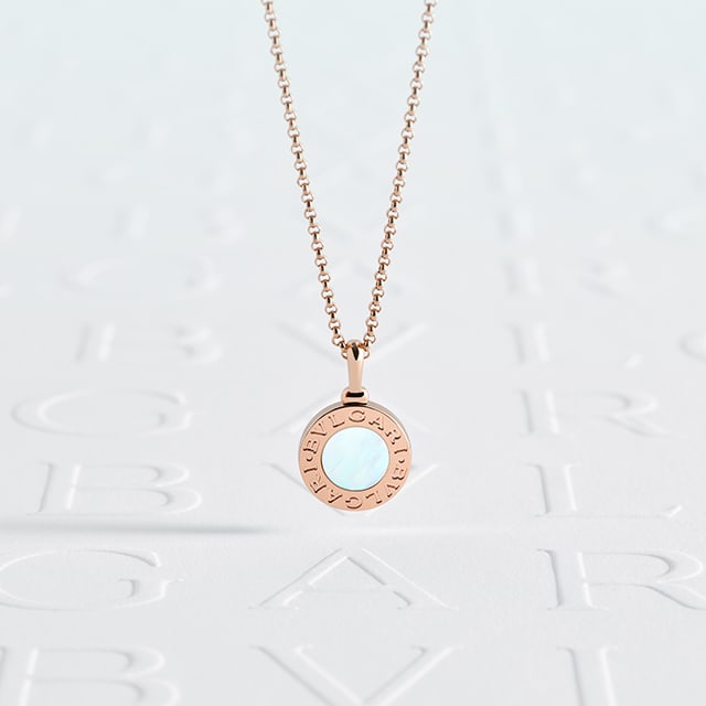 BVLGARI BVLGARI necklace in 18 kt rose gold with mother-of-pearl centre on the pendant.